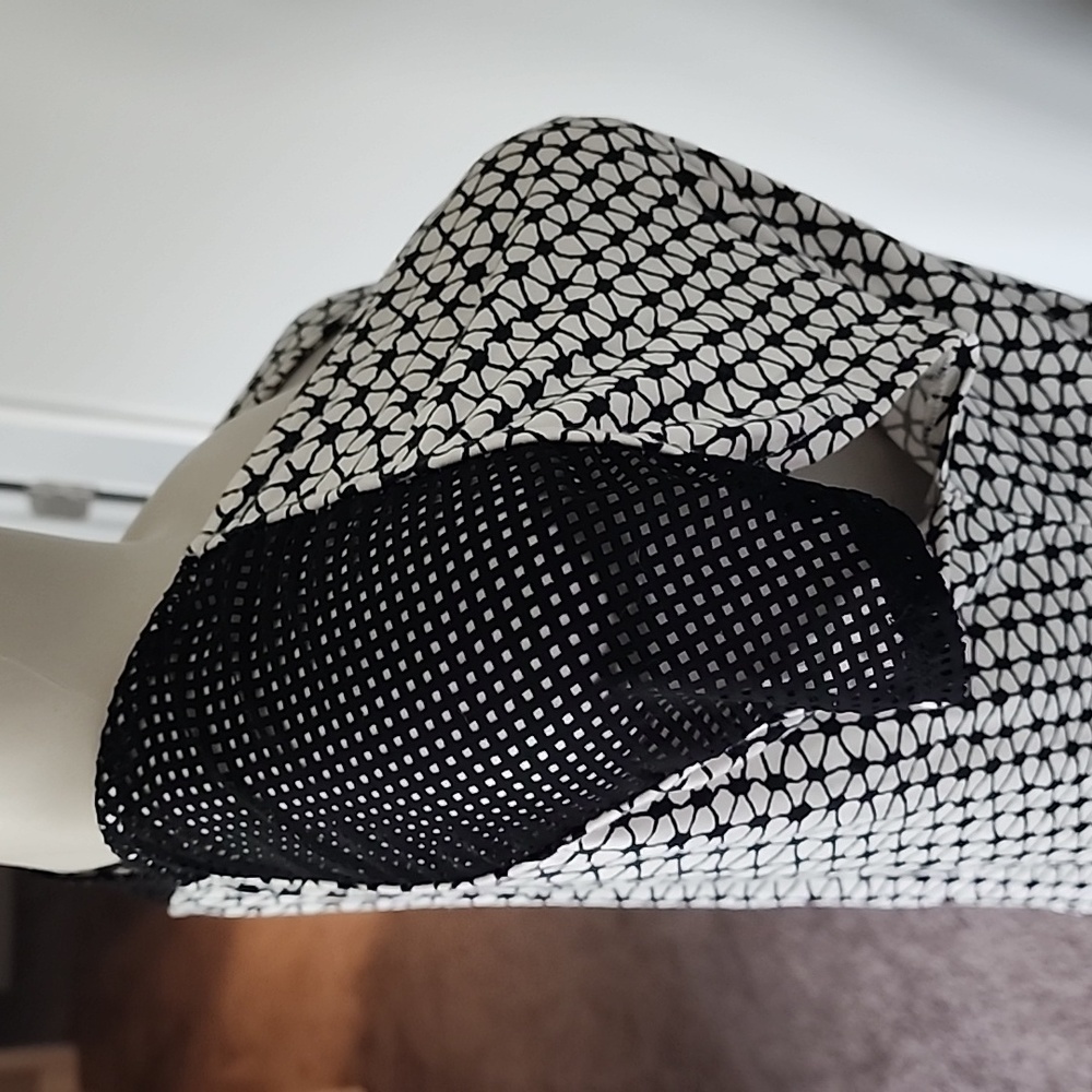 TART black/white geometric print top perforated shoulders-S - Picture 4 of 8